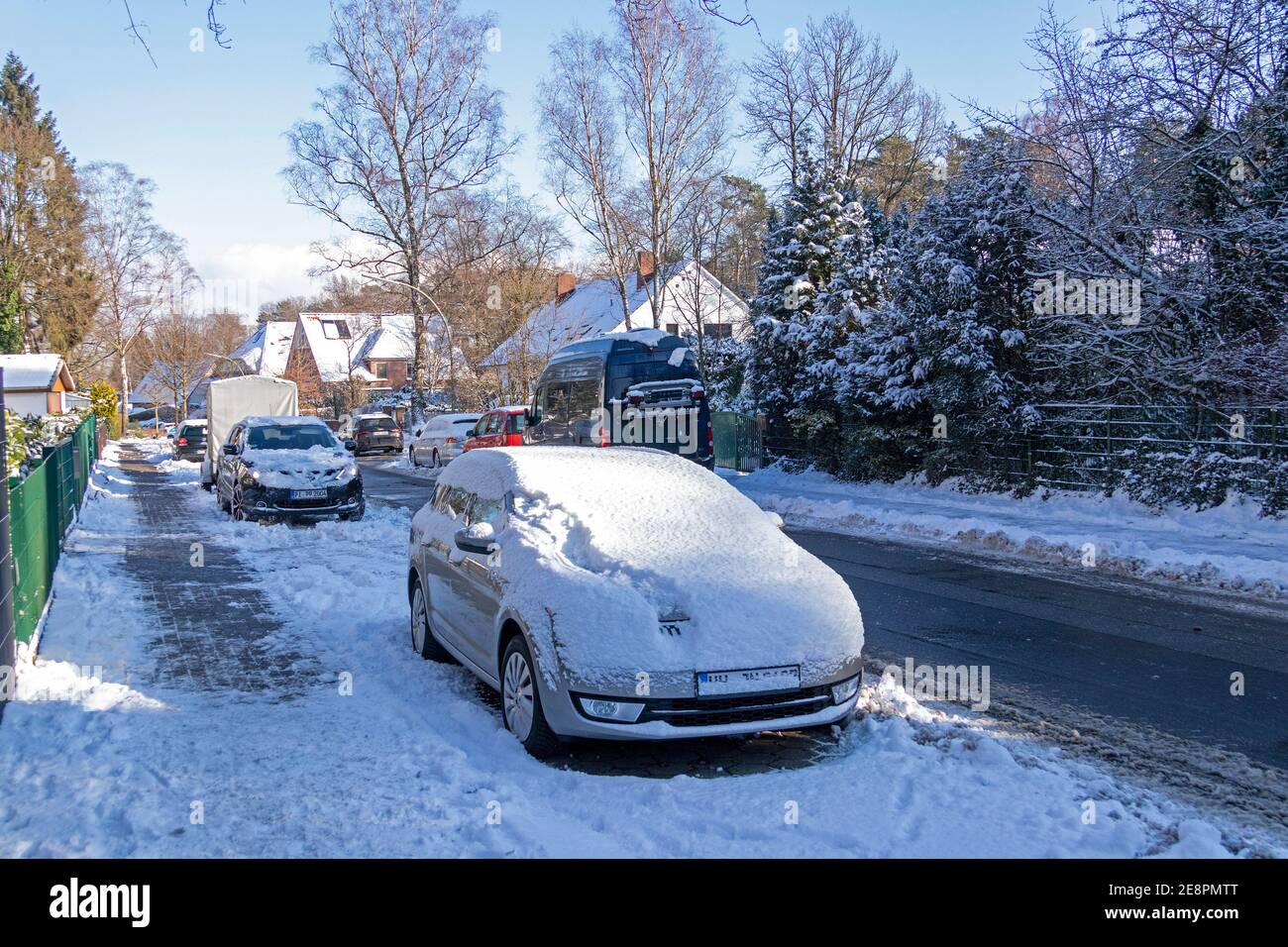 Schneebedeckte Autos, Neugraben, Harburg, Hamburg, Deutschland Stockfoto