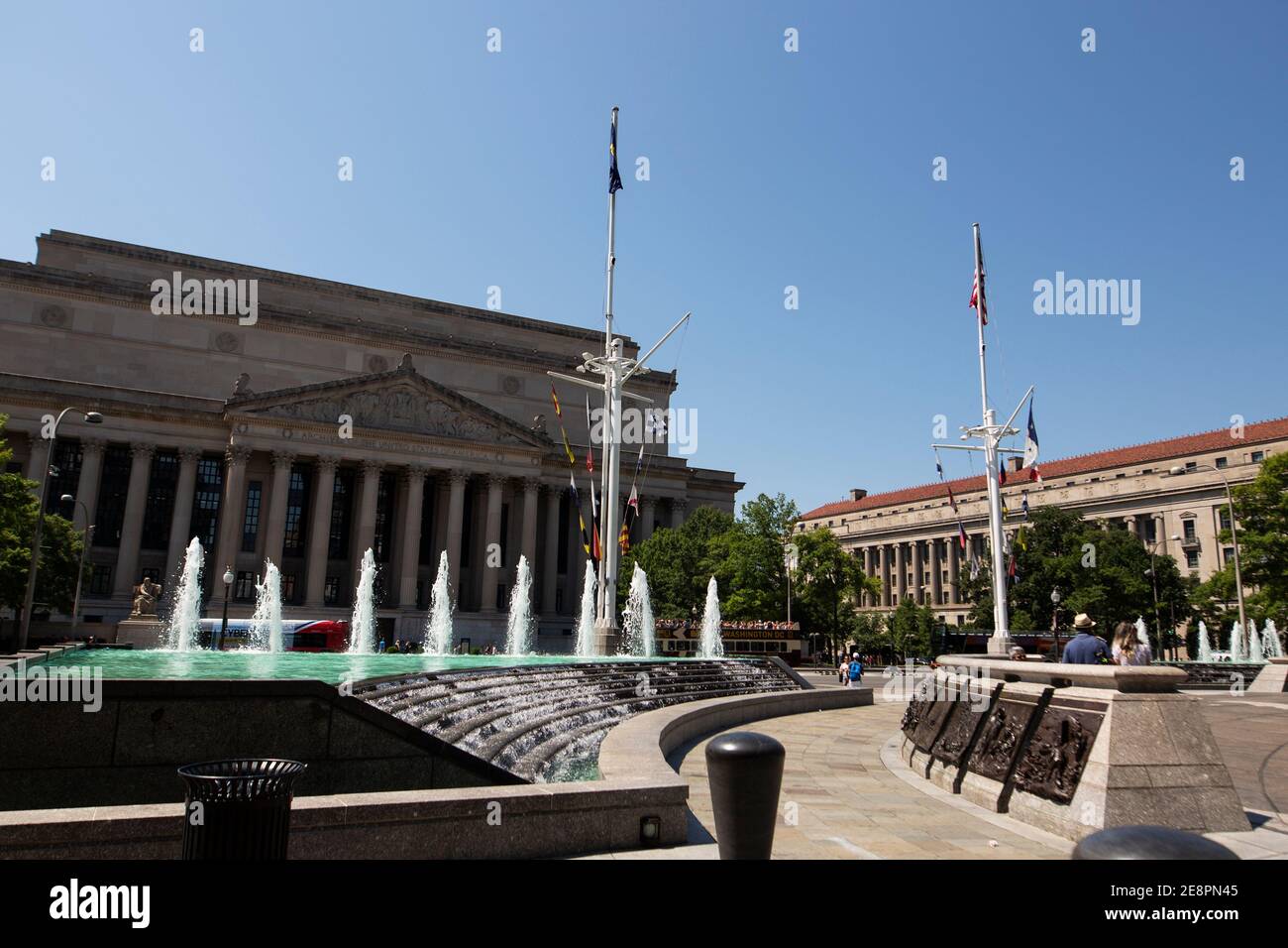Die Brunnen auf der US Navy Memorial Plaza des National Archives Research Center in Washington, DC, USA. Stockfoto