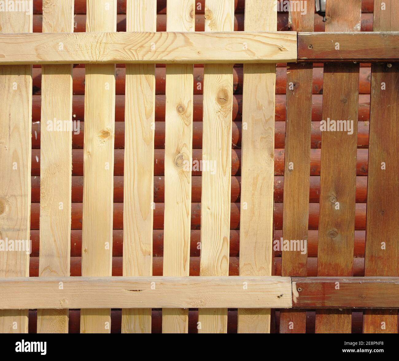 Nahaufnahme des neuen Holzzauns Stockfoto