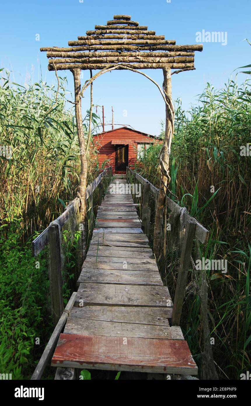 Promenade zum roten Holzhütte zum Angeln auf dem Ada Bojana Fluss, Montenegro Stockfoto