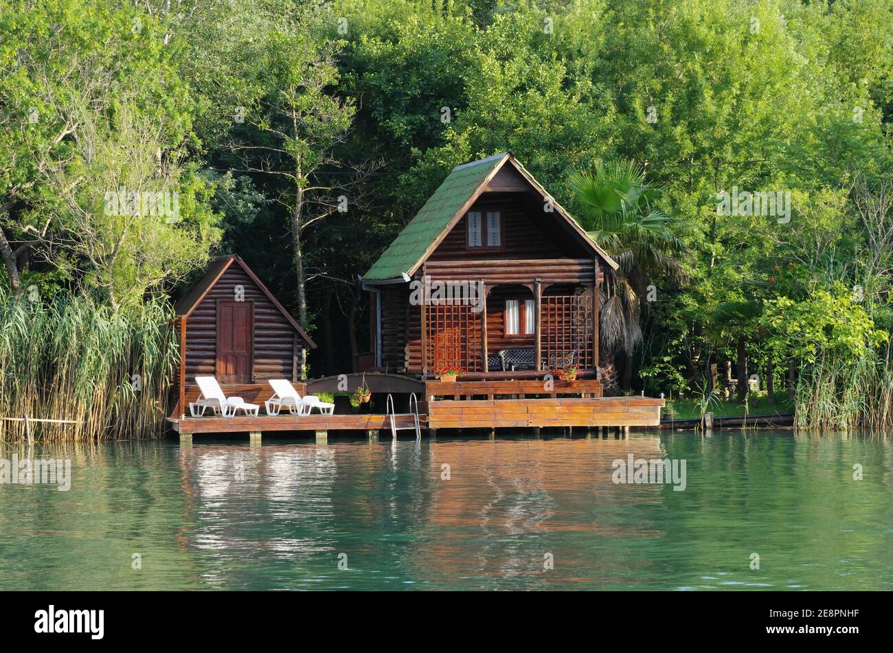 Holzhaus am üppigen Ada Bojana Flussufer, Montenegro Stockfoto