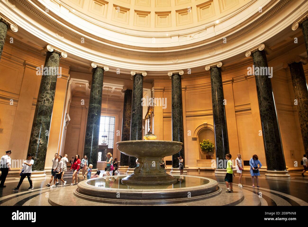 Der Merkurbrunnen in der Rotunde des West Building der National Gallery of Art in Washington, DC, USA. Stockfoto