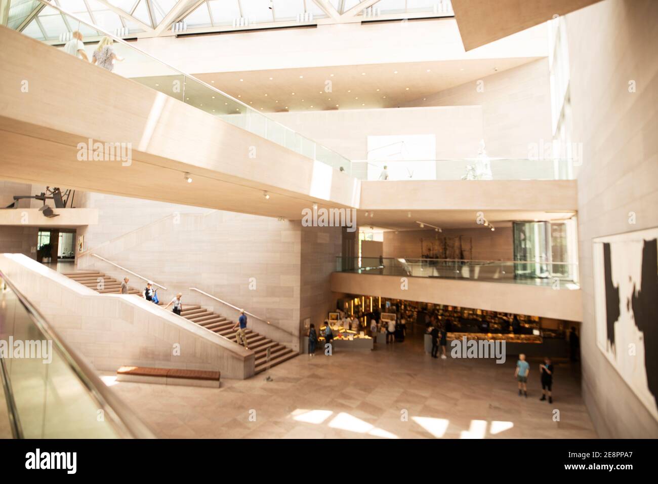 Blick auf den Central Court im East Building der National Gallery of Art in Washington, DC, USA. Stockfoto