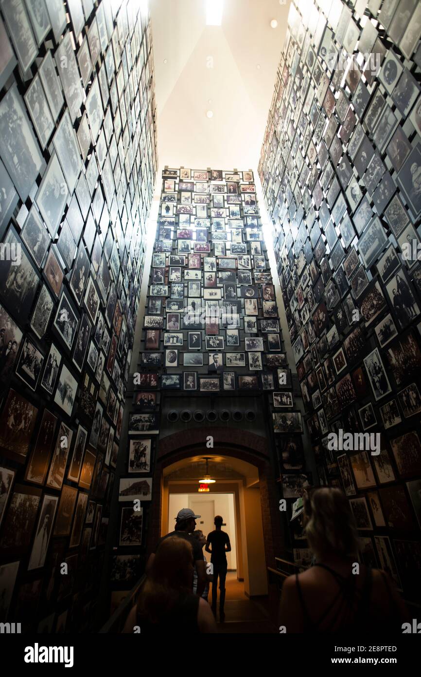 The Tower of Faces (The Yaffa Eliach Shtetl Collection) von Bewohnern von Eishyshok im United States Holocaust Memorial Museum in Washington, DC. Stockfoto