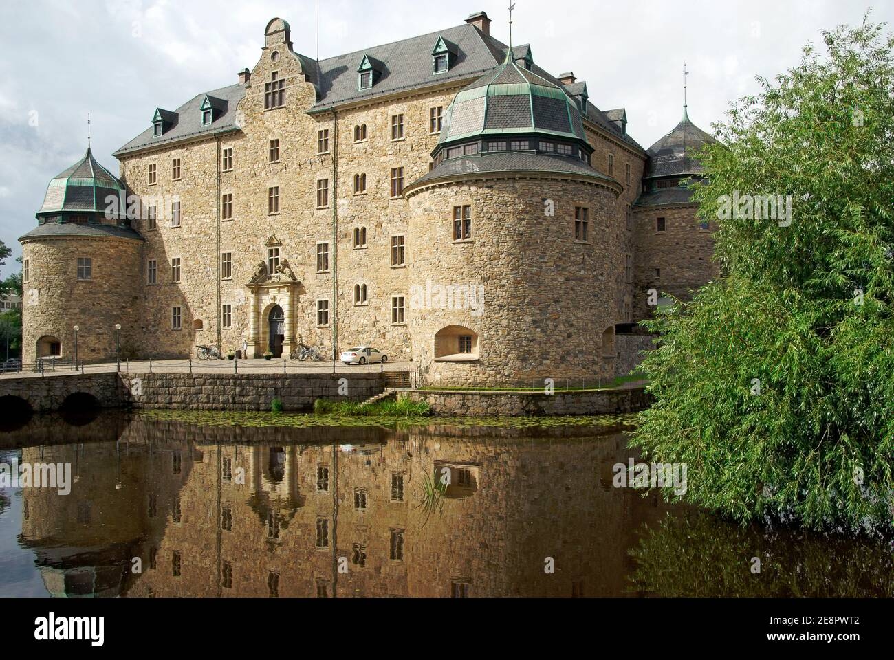 Schloss Örebro, umgeben von Svartån (schwarzer Fluss) in Schweden Stockfoto