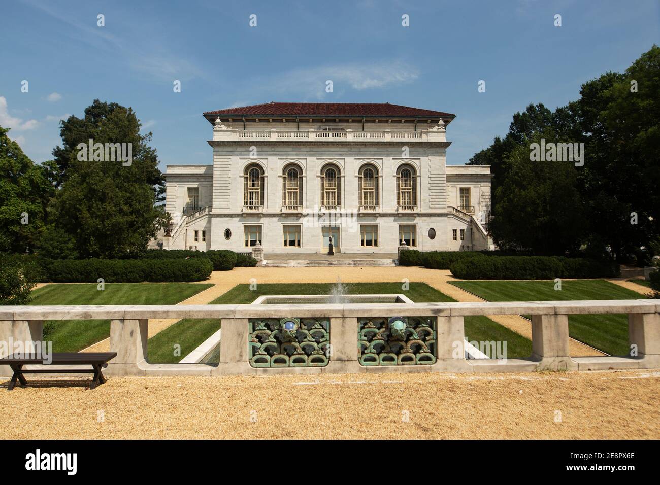 Der Innenhof des Art Museum of the Americas mit Blick auf das Hauptquartier der Organisation amerikanischer Staaten in Washington, DC, USA. Stockfoto