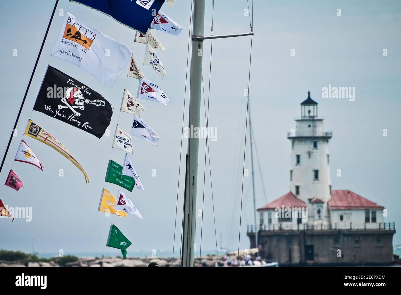 Segelbootfahnen w/Chicago Harbor Lighthouse im Hintergrund, Lake Michigan, Chicago, Illinois, USA Stockfoto