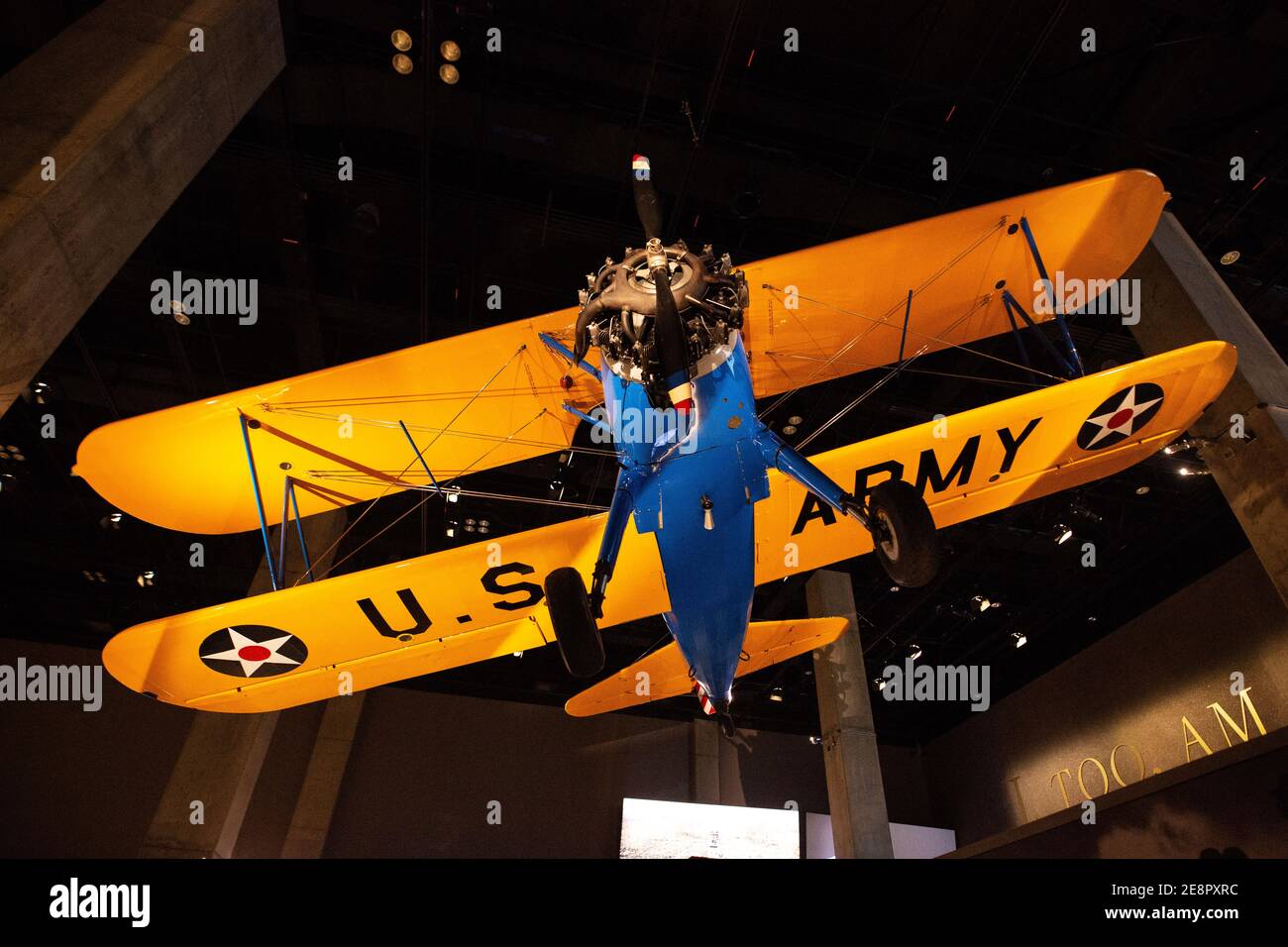 The Spirit of Tuskegee, ein Doppeldecker der Tuskegee Airmen, hängt im National Museum of African American History & Culture in Washington DC. Stockfoto