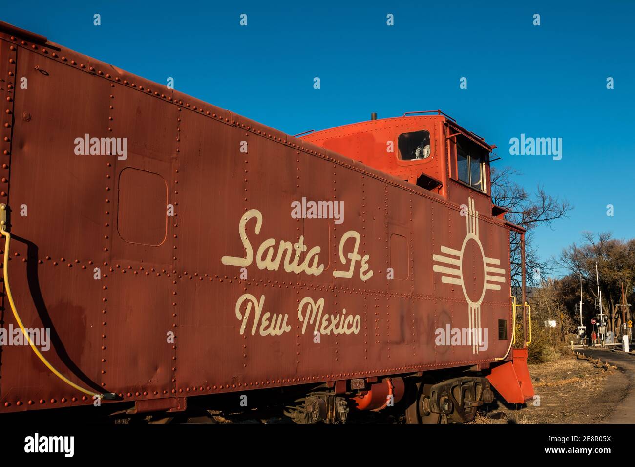 Rote Caboose mit Santa Fe-Schild, Santa Fe, New Mexico, USA Stockfoto
