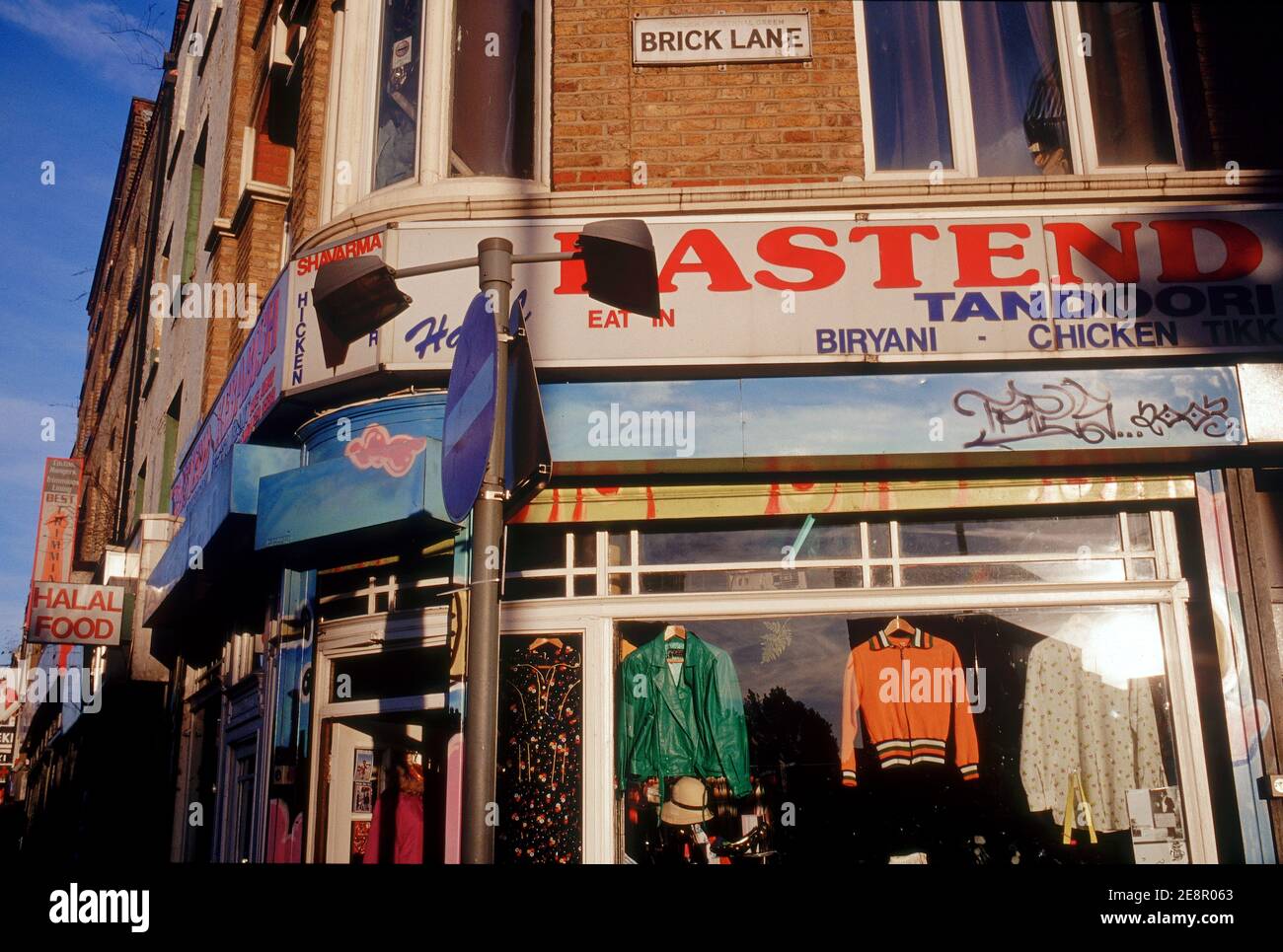 Vintage-Bekleidung. Der Retro-Look ist in London sehr beliebt geworden, und eine Vielzahl von Geschäften rund um die Brick Lane-Gebiete der Stadt ist jetzt auf trendige Gäste ausgerichtet. Stockfoto