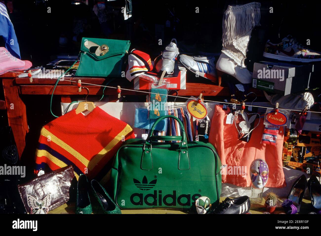 Vintage Retro adidas Tasche im Second Hand Shop in Bricklane , London , UK  ausgestellt Stockfotografie - Alamy