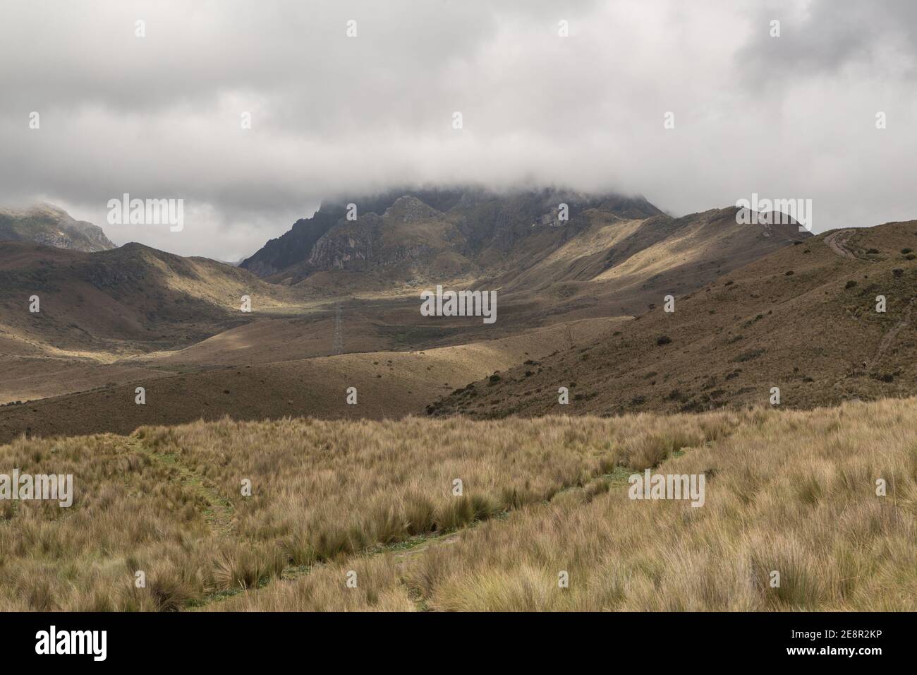 Schöne Landschaft eines Vulkans mit Bergen um ihn herum bedeckt Durch Wolken in einem Sommerflammen in den Anden Stockfoto