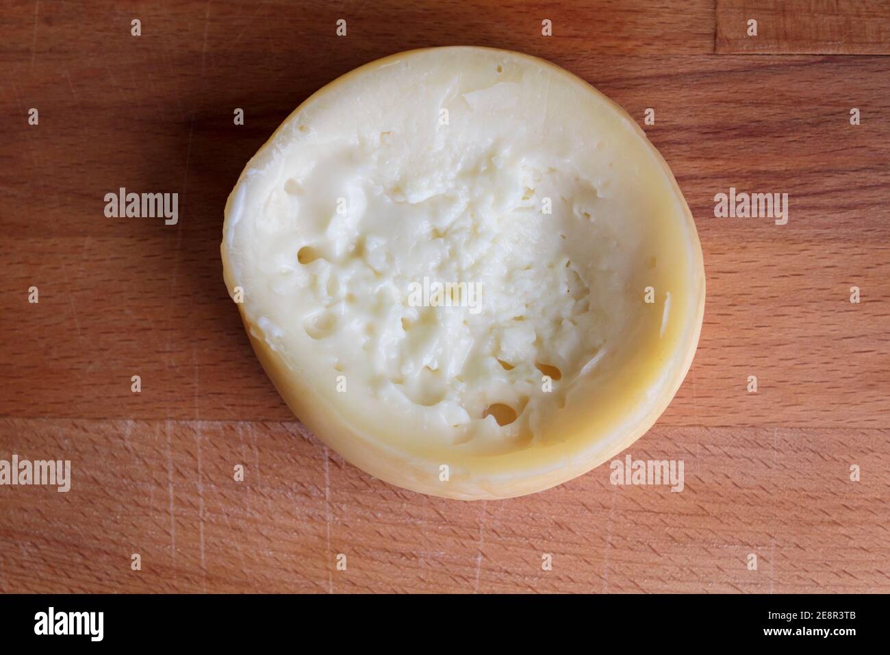 Draufsicht auf Schafskäse aus Azeitao, einem cremigen und halbweichen Käse Stockfoto