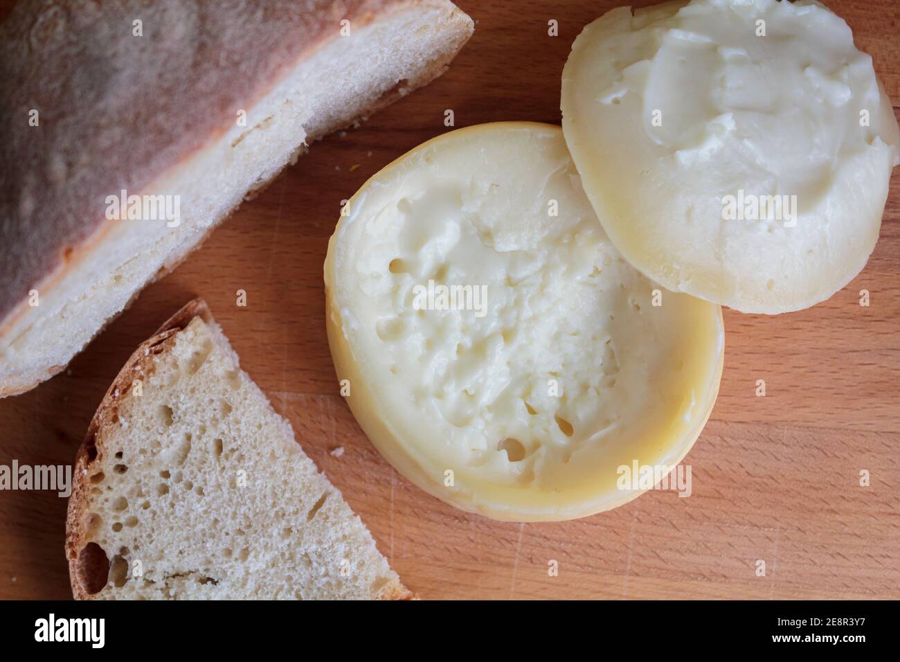 Draufsicht auf Azeitao Cheese, einem cremigen und halbweichen portugiesischen Käse mit Brot Stockfoto