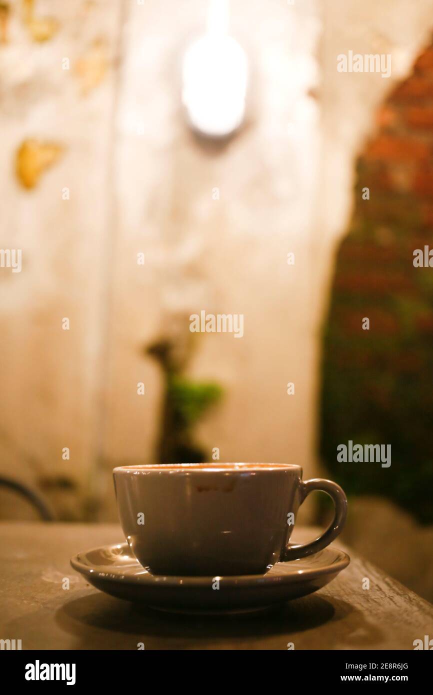 tasse Cappucino im Café Stockfoto