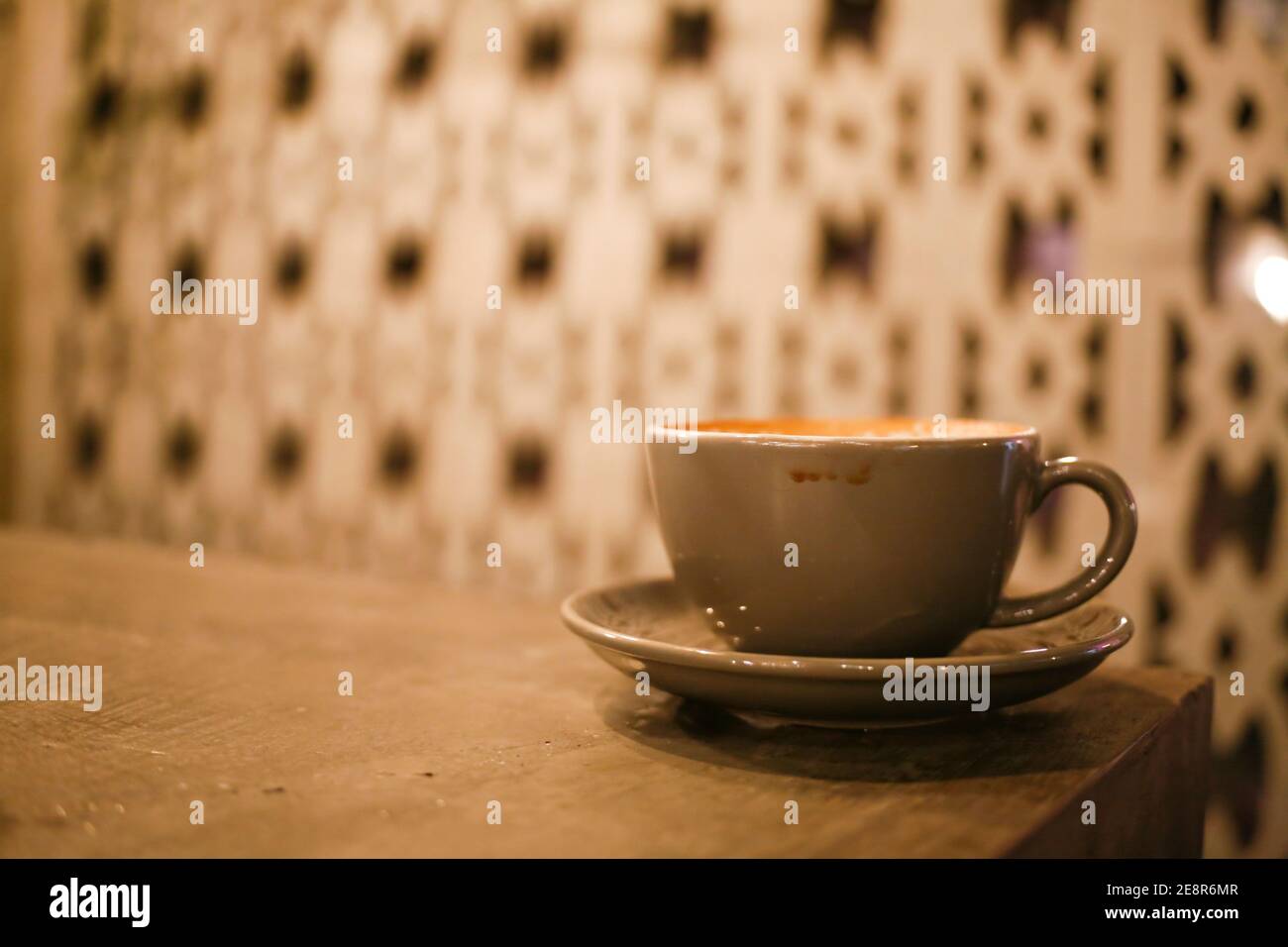 tasse Cappucino im Café Stockfoto