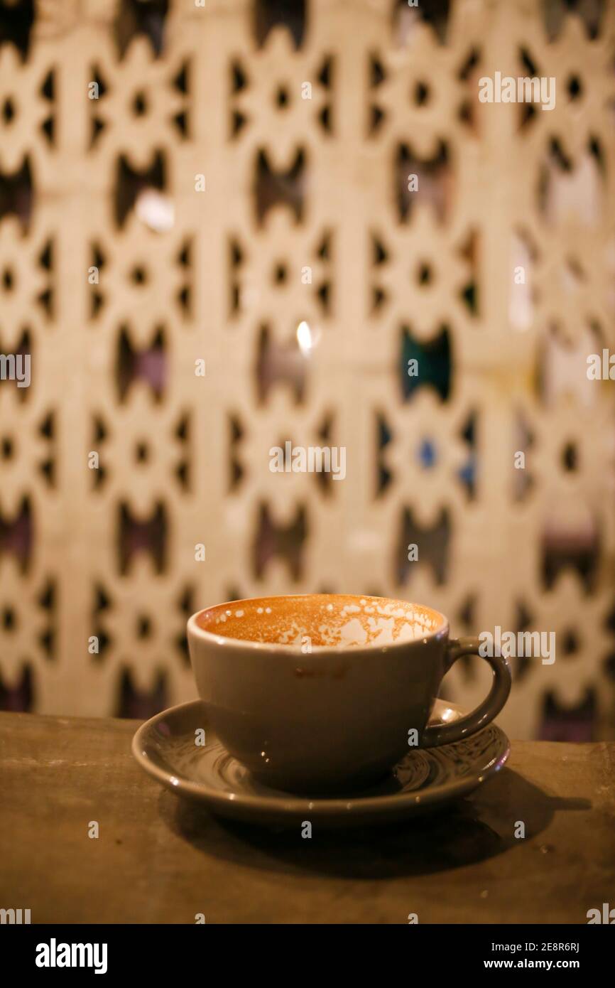 tasse Cappucino im Café Stockfoto