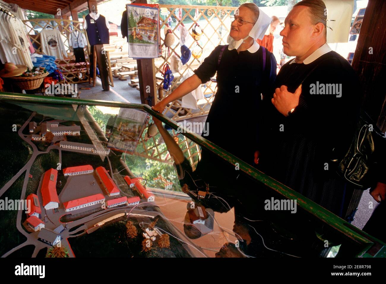 Deutschland/Berchtesgarden/Obersalzberg/Touristenbesuch Adlerhorst.zwei Nonnen betrachten ein Modell des kehlsteinhauses. Stockfoto