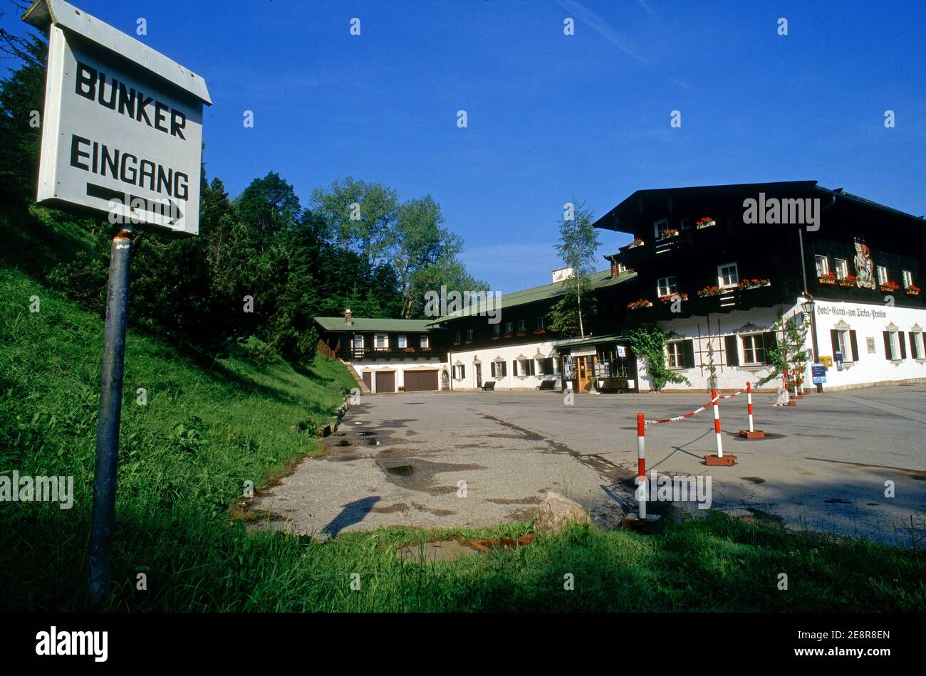 Deutschland/Berchtesgarden/Obersalzberg/Tourist visit Eagles Nest Bunker Eingang Schild. Stockfoto