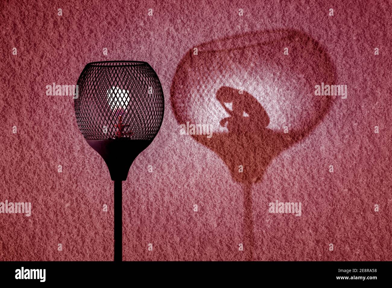 Gaslighting, Gaslight mit Silhouette der Frau im Schatten von der Lampe an der Wand gegossen, Gaslighting Konzept Illustration Stockfoto