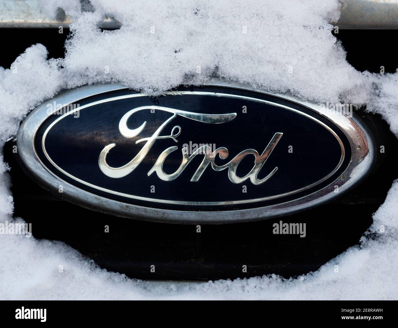 KIEW, UKRAINE - 31. Januar 2021: Ford-Logo auf verschneiten Heizkörper Stockfoto