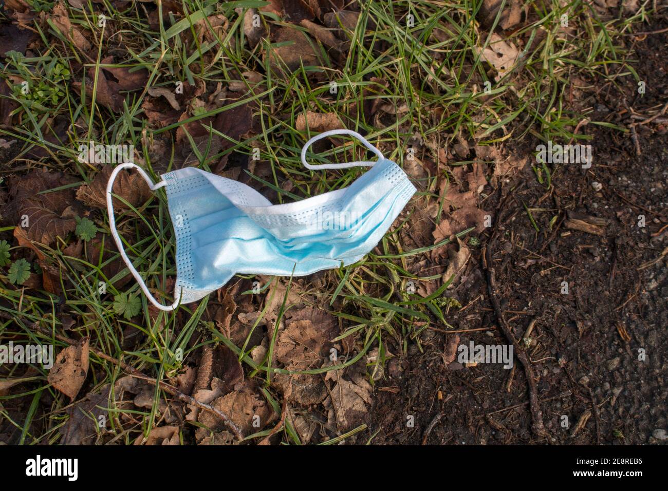 Einweg Ohrbügel Schutz Gesichtsmaske Müll. Abfall während der COVID-19-Pandemie Stockfoto