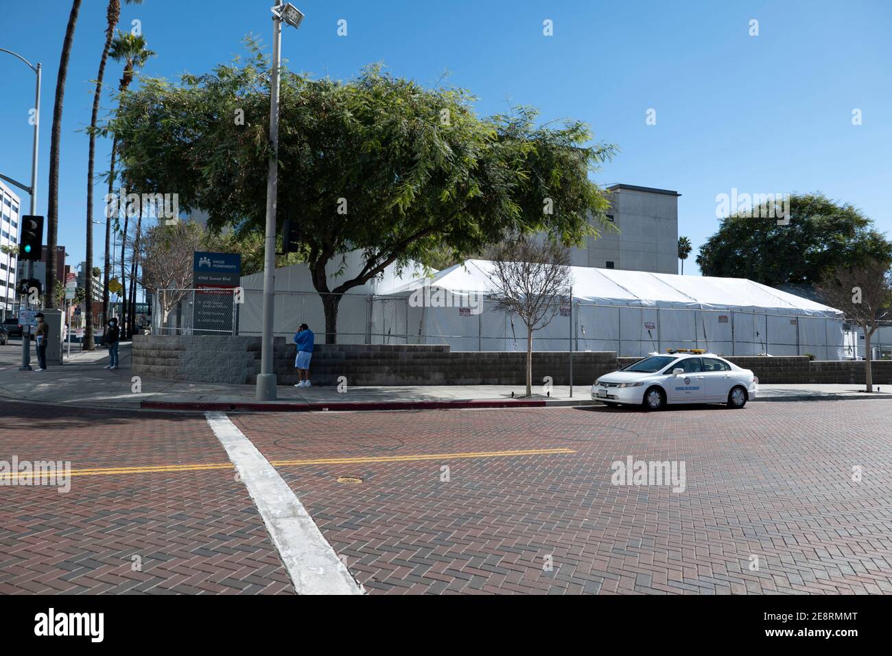 Los Angeles, CA USA - 30. Januar 2021: Zelte vor dem Kaiser Hospital für Coronavirus-Patienten Stockfoto
