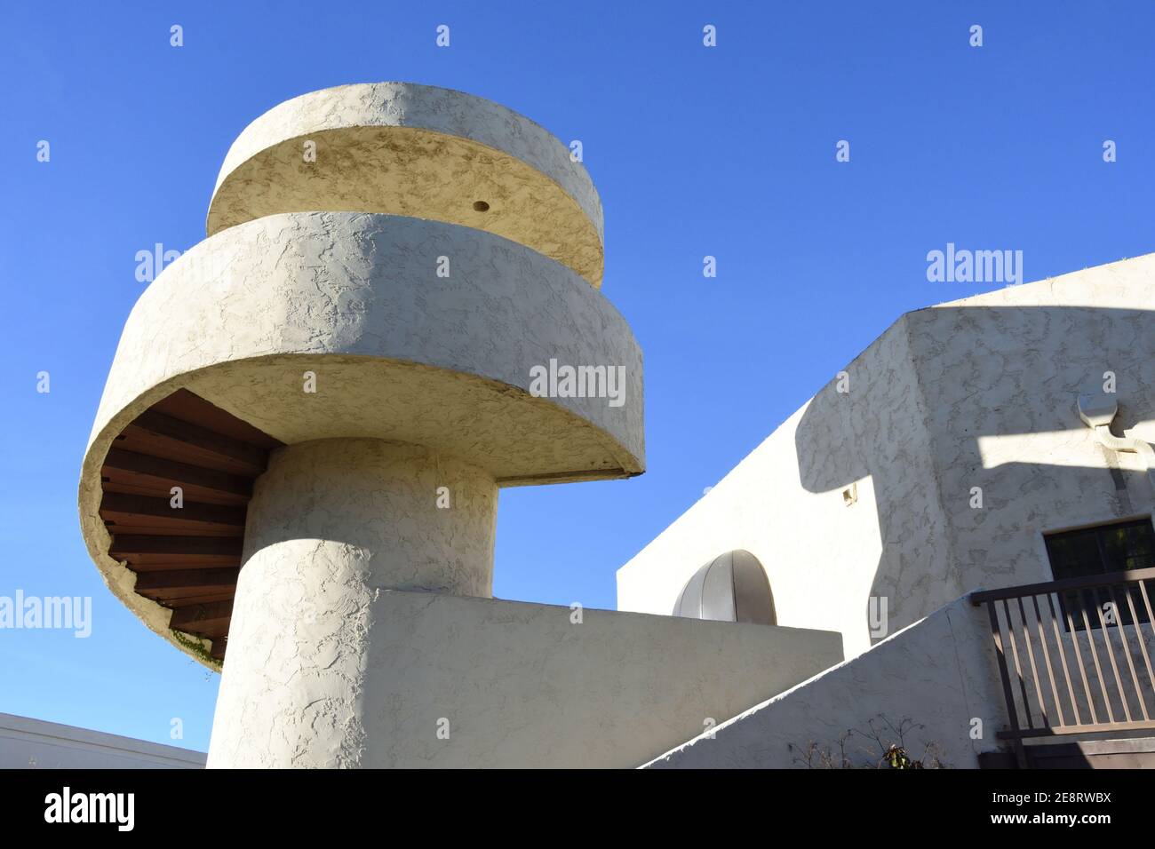 Spanisches weißes rundes Treppenhaus im Civic Center Park in der Altstadt von Scottsdale, Phoenix, Arizona Stockfoto