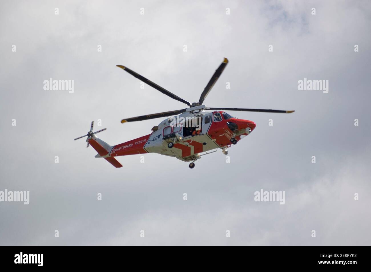 PORTLAND, DORSET, ENGLAND - AUGUST 31: Portland Coastguard Helicopter fliegt am 31 2012. August über dem Himmel. Der Agusta Westland Hubschrauber soll l Stockfoto