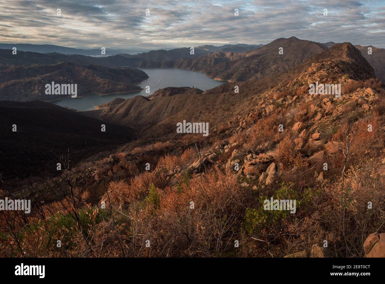 Ein Berg mit Blick auf den See Berryessa im Tal unten, einem malerischen Teil der kalifornischen Landschaft. Stockfoto