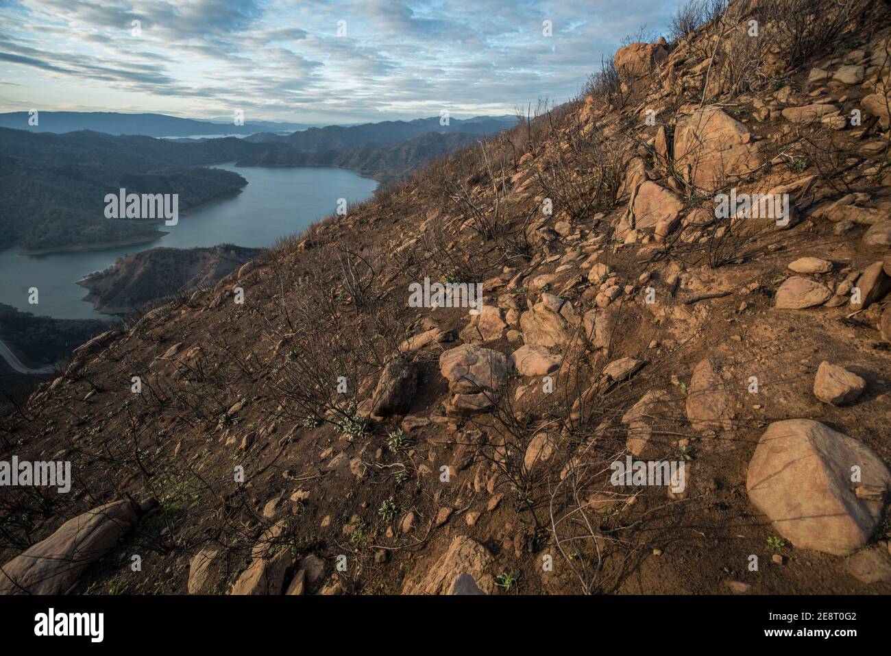 Ein felsiger Hügel mit Blick auf den Lake Berryessa in Kalifornien. Stockfoto