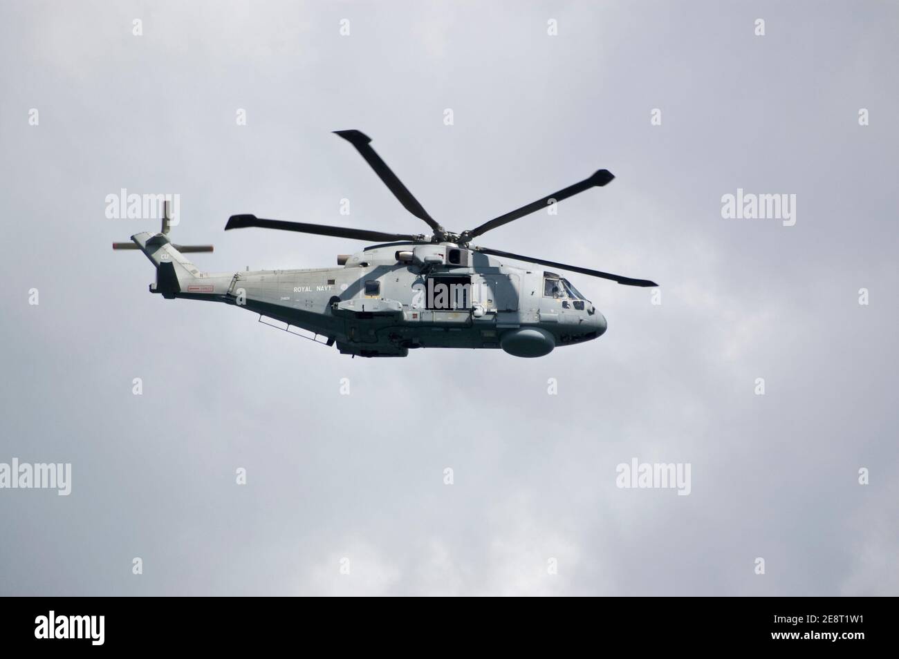 PORTLAND, DORSET, ENGLAND - AUGUST 31: Hubschrauber der Royal Navy Merlin fliegt am 31 2012. August über den Hafen von Portland. Die Royal Navy schützt das Ereignis Stockfoto