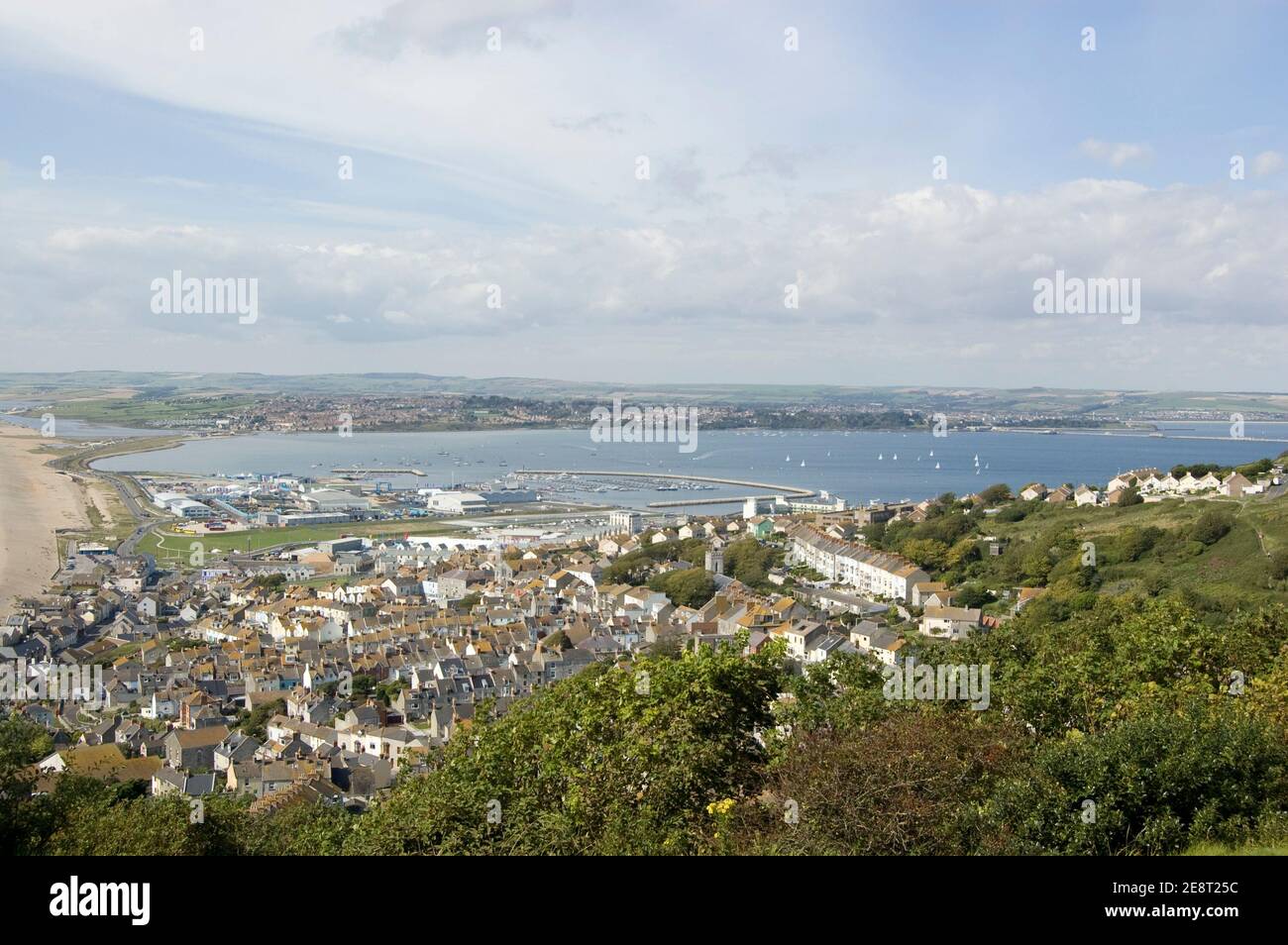 Blick von den Höhen der Isle of Portland of Harbour und Weymouth Bay. Dorset. Stockfoto