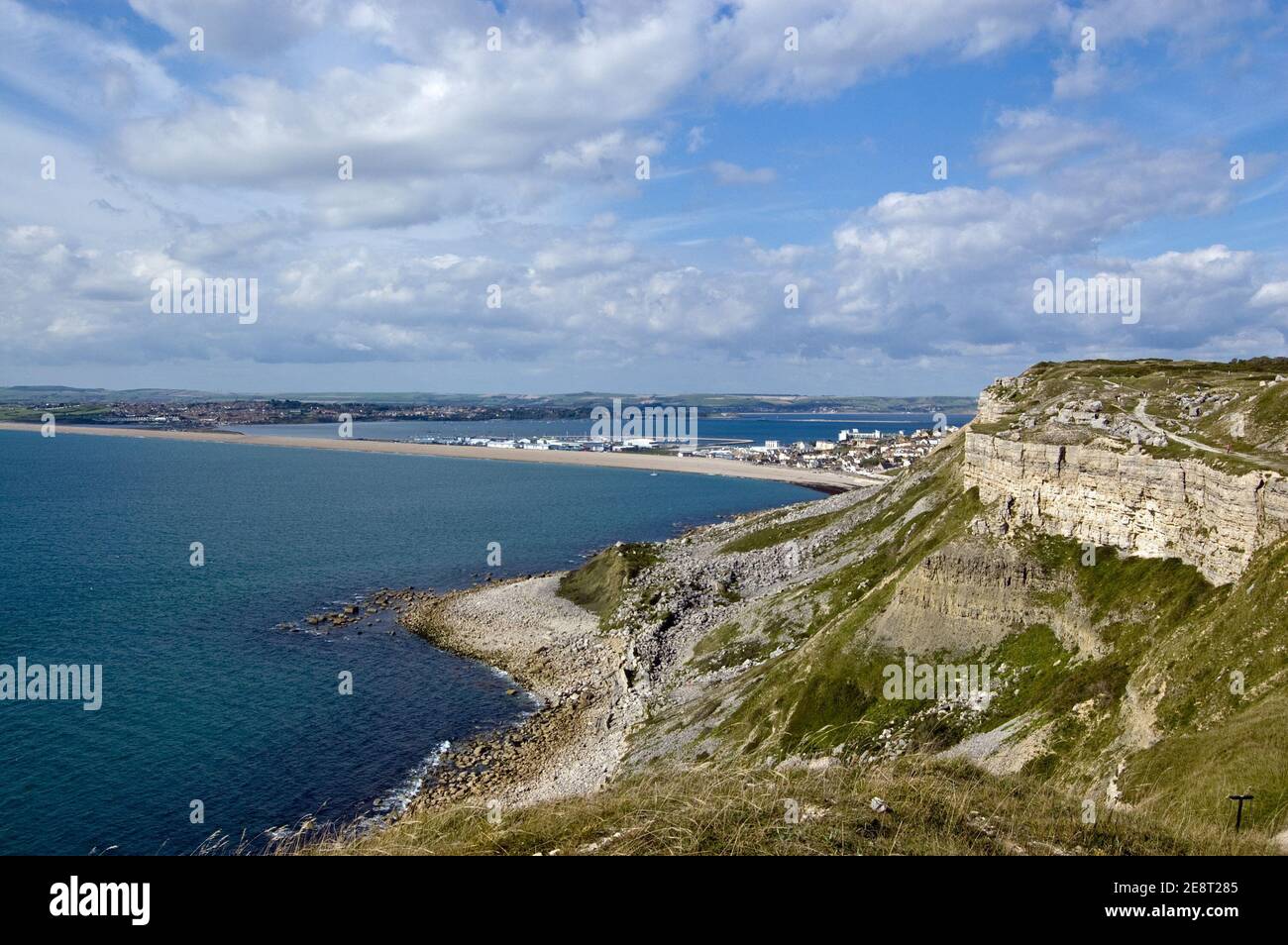 Blick von einem Steinbruch auf der Isle of Portland über den Chesil Beach Causeway nach Weymouth an der Dorset Coast, England. Stockfoto