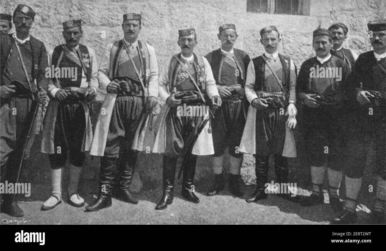 Montenegrinische Offiziere in Nationaltracht, R. Wyon (1904). Stockfoto
