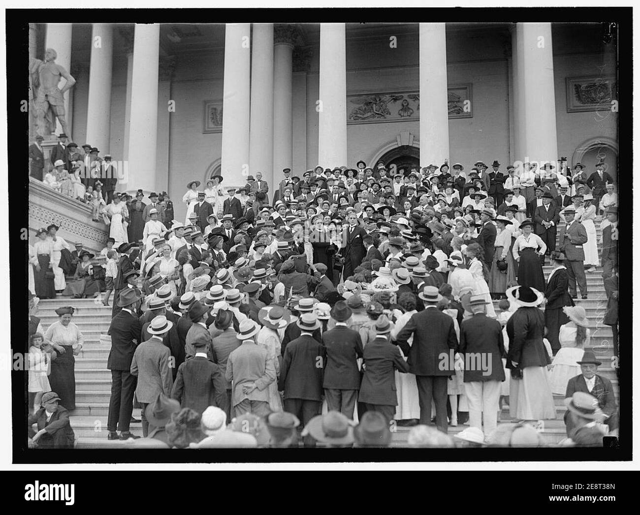 MONTGOMERY, REV. JAMES SHERA, D.D. CHAPLIAN DES HAUSES. Links von den 2 MINISTER IM ZENTRUM; W.T.C.U. Gruppe im Capitol Stockfoto