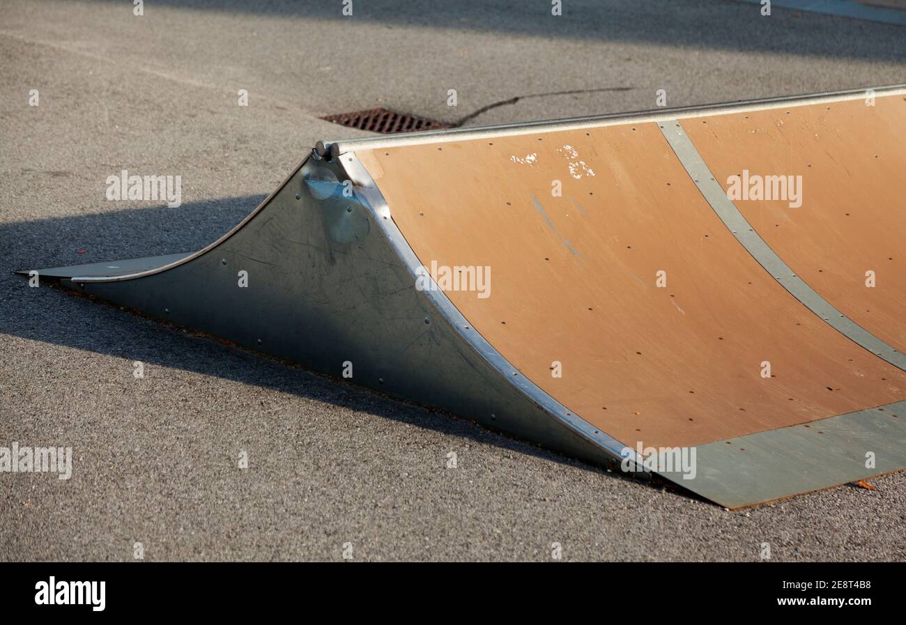 Ein Skateboard-Sprung für Tricks Stockfoto