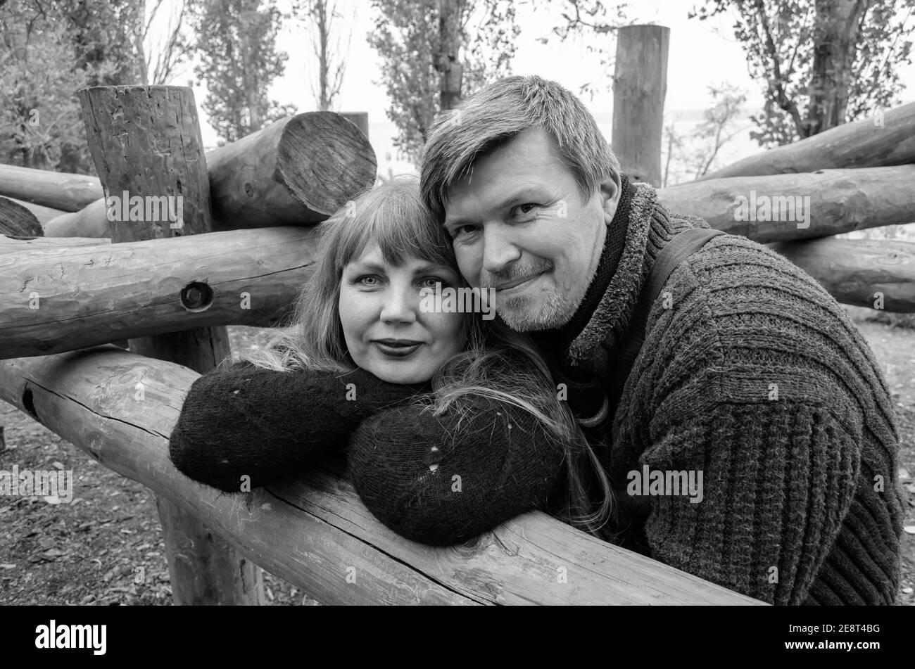 Romantische Heterosexuelle Lover Paar mittleren Alters Blick in die Kamera. Familie, Beziehungskonzept. Im Freien. Monochrom Stockfoto
