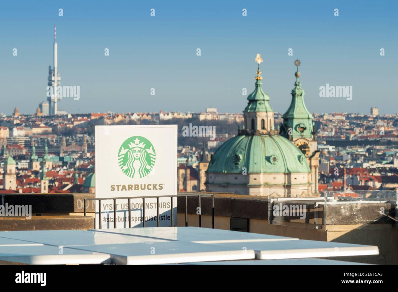 Starbucks Coffee Filiale in der Nähe der Prager Burg in Kajetanka, ehemaliges Kloster am 31. Januar 2021 in Prag, Tschechische Republik. Sonnig Stockfoto