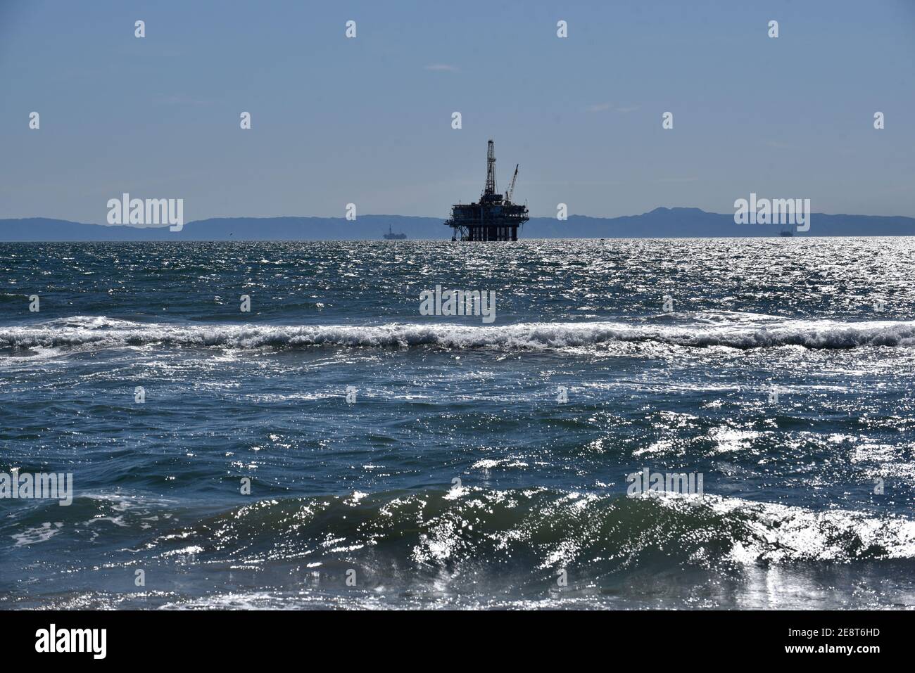 Ein Öltankschiff, das Schiff hinter einer offshore Bohrinsel im südlichen Kalifornien Stockfoto