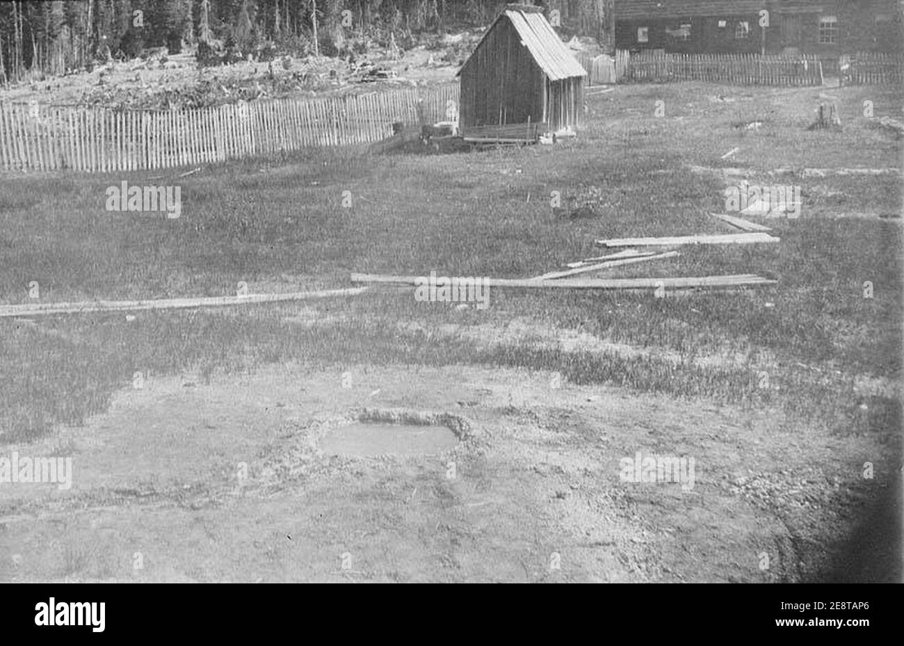 Mineralquelle und zwei Gebäude, Longmire Springs, Juli 1897 (SARVANT 49). Stockfoto