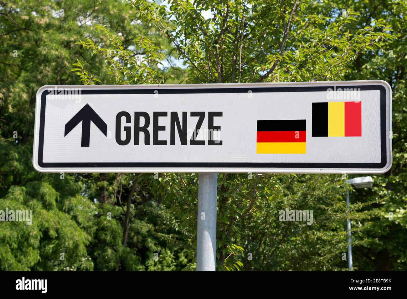 Ein Schild und Grenze zwischen Deutschland und Belgien Stockfoto