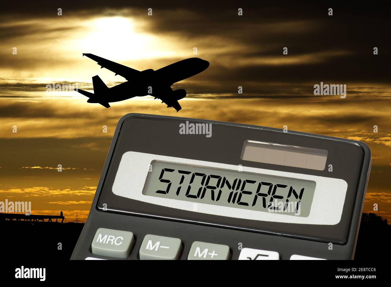 Ein Flugzeug und Rechner für die Kosten der Stornierung Stockfoto
