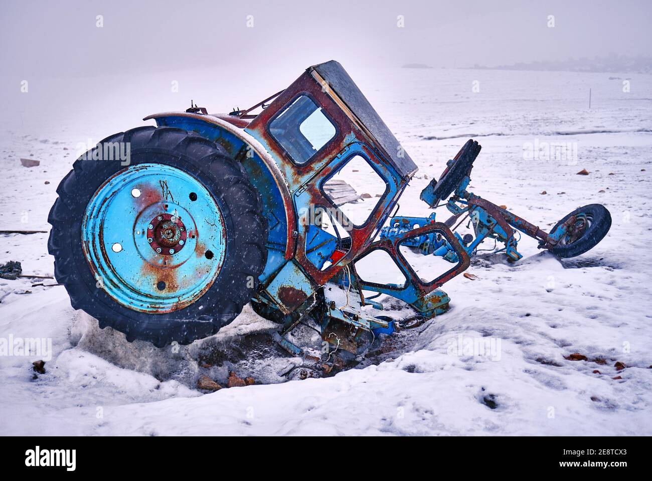 Zerlegte Teile des alten Traktors als Müll und Verschmutzung auf einem Berggletscher; Konzept der Umweltprobleme Stockfoto