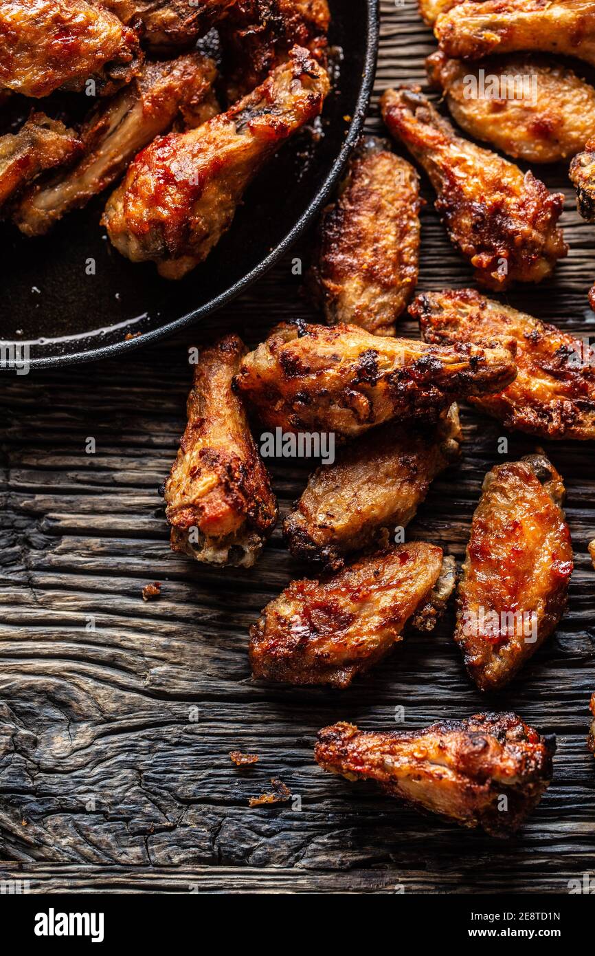 Hähnchenflügel Grill in einer gusseisernen Backform - Draufsicht Stockfoto