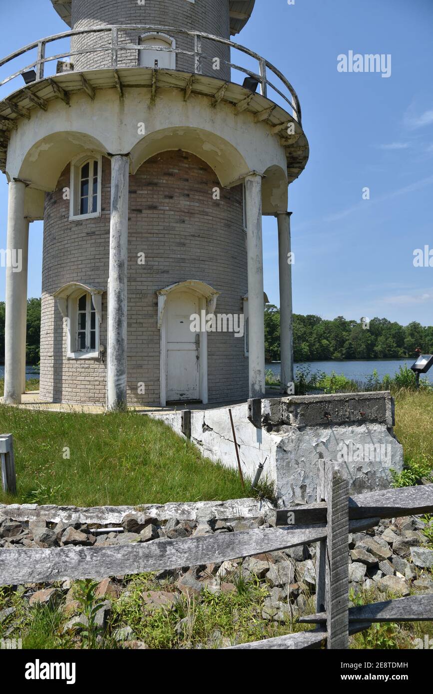 Ruinen des alten Leuchtturms am Ufer des Sees Lenepe in New Jersey Stockfoto
