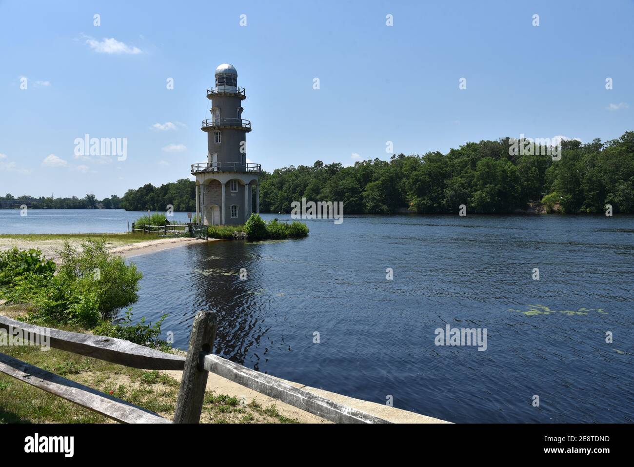 Ein alter Leuchtturm kippt und zerfällt am Ufer des Lake Lenape in New Jersey. Landschaftsfotografie. Stockfoto