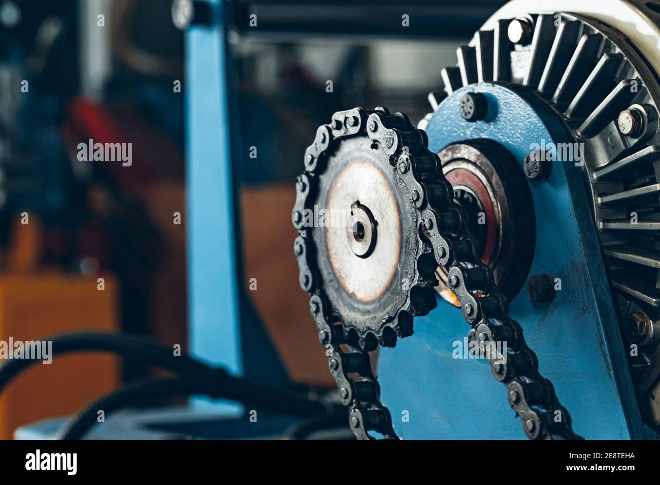 Metallkette des Förderbandes an der Produktionslinie auf dem Kabel Werk Stockfoto