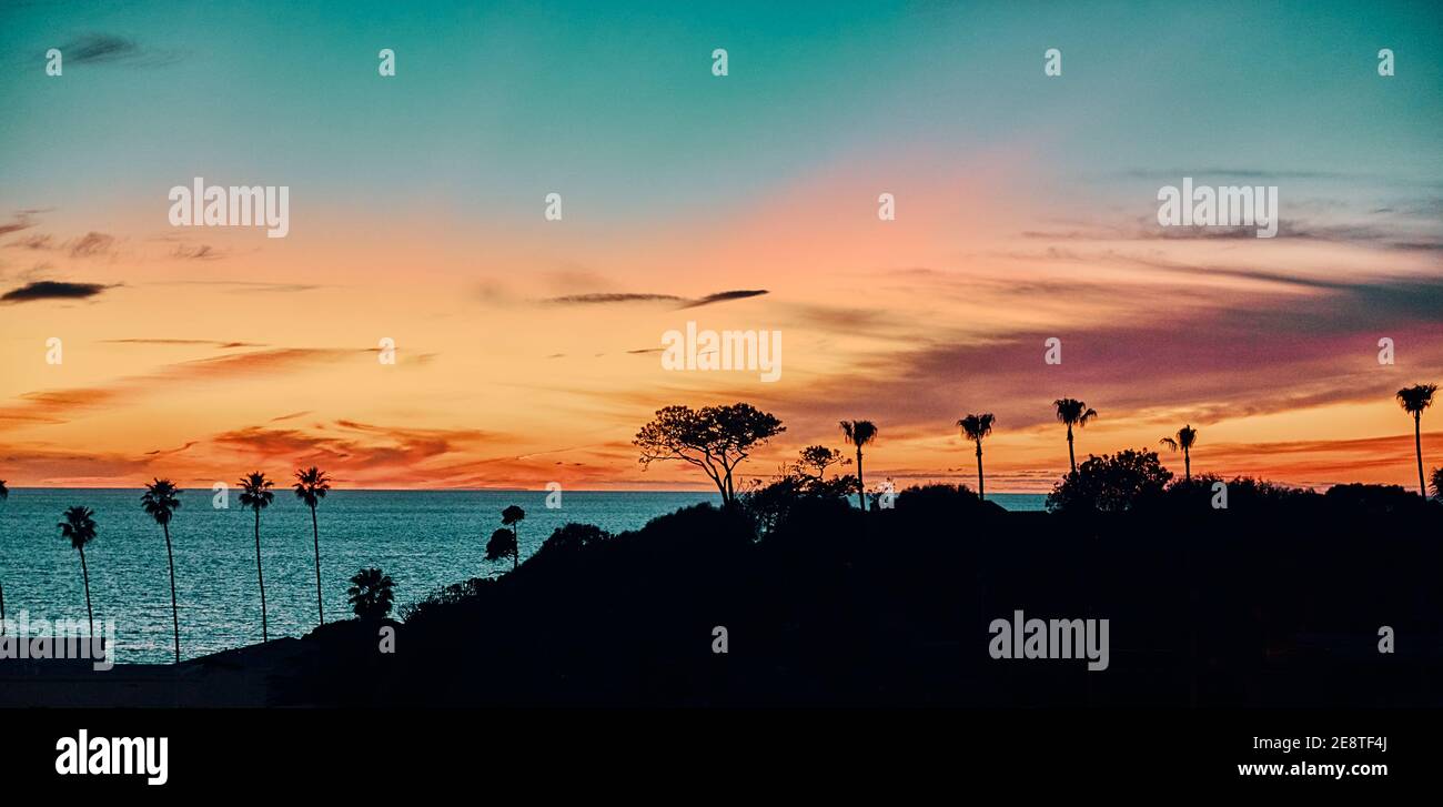 Südkalifornien Ozean Sonnenuntergang Silhouette mit Palmen Stockfoto