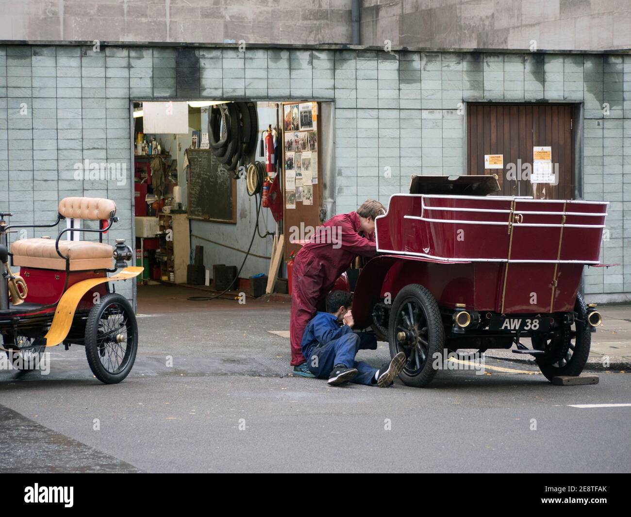 Studenten, die an der A 1902 James & Browne eingegeben durch Imperial College auf der London to Brighton Veteran Car Run. 2019 Stockfoto